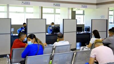 Conductores esperan la impresión de su licencia de conducir en el plantel de la colonia Municipal.