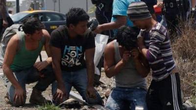 El grupo de migrantes y compañeros de viaje colocó una veladora donde cayó Dagoberto, oraron y sujetaron con sus manos a puño cerrado los rosarios que colgaban de sus cuellos.