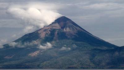 Momotombo es un volcán nicaragüense situado en el departamento de León cerca del pueblo de Puerto Momotombo, tras la ribera del lago Xolotlán.