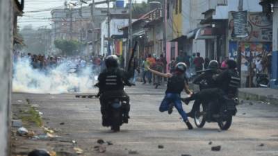 Militares venezolanos dispersaron este sábado con gases lacrimógenos a cientos de manifestantes que exigen el paso de ayuda humanitaria.