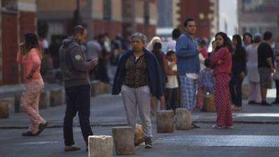 Habitantes permanecen fuera de sus hogares hoy, lunes 25 de diciembre de 2017, tras un sismo de 5 sin que se reportaran daños hasta el momento. EFE