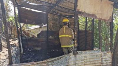 Las llamas consumieron en minutos la pequeña vivienda familiar en El Carmen.