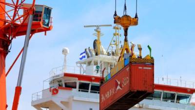 Según las autoridades portuarias, los puertos de Centroamérica, entre ellos los de Honduras, reciben el 7% de las cargas procedentes de Long Beach. Foto: Wendell Escoto