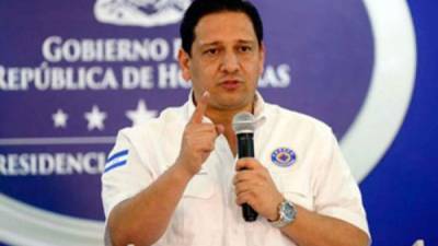 Foto de Gabriel Rubí en una conferencia de prensa como comisionado de Copeco.