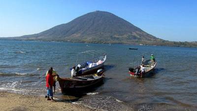 En 2013 la base Naval de Amapala y autoridades de la Secretaría Agricultura y Ganadería lograron un acuerdo para combatir ese robo de mariscos en el Golfo de Fonseca. Fotos archivo La Prensa.