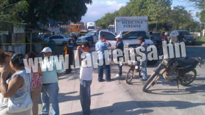 El doble homicidio ocurrió en el interior del negocio de calcomanías decorativas para vehículos ubicado en el bulevar del este, en el sector Arenales de San Pedro Sula.