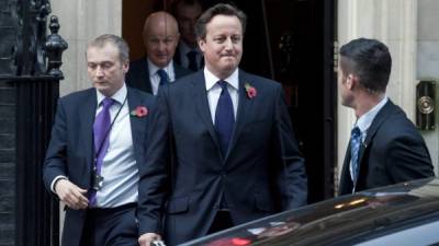 El cuerpo de seguridad del primer ministro británico le asiste a su salida de un evento en Leeds esta mañana.