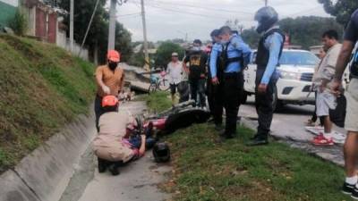 Elementos del Cuerpo de Bomberos auxiliaron a la víctima, pero esta ya no presentaba signos vitales.