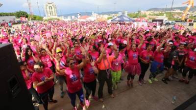 Más de 1,500 personas caminaron ayer en la capital. Al ritmo de merengue, salsa y otros ritmos pegajosos, centenares de personas bailaron celebrando la vida y las nuevas oportunidades.