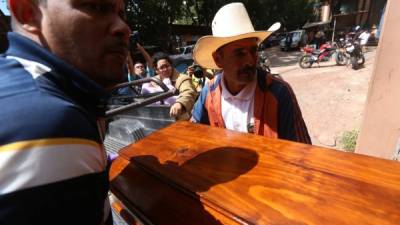 Familiares retiraron ayer el cadáver de Carlos Roberto.