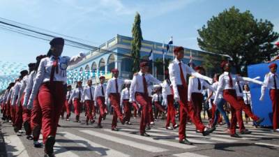 Los desfiles de las escuelas estuvieron muy ordenados y concurridos en La Ceiba.