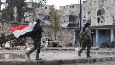 Soldados sirios caminan por un barrio del este de Alepo (Siria). EFE/Archivo