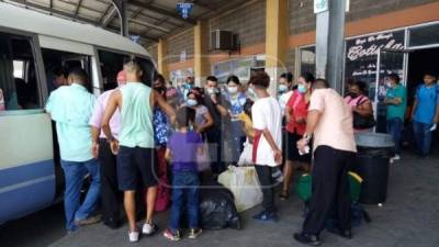 Terminales de buses lucen abarrotadas en San Pedro Sula por pasajeros que desean viajar a sus municipios de origen.