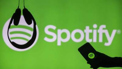 Spotify, que cuenta con cerca de 130 millones de usuarios, muchos de los cuales están suscritos al servicio con publicidad, justificó esta medida por su falta de capacidad para identificar noticias falsas.