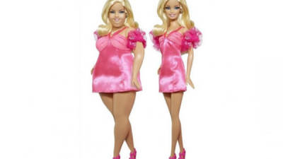 La foto muestra a una Barbie convencional y a otra con sobrepeso.