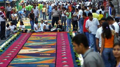 En las principales ciudades de Honduras, la creación de alfombras en calles y avenidas es una tradición de varias décadas.