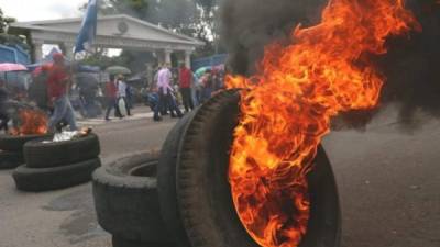 Protesta en Tegucigalpa por parte de médicos y maestros.