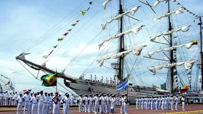 El clavadista colombiano Orlando Duque, se lanzará desde el ARC Gloria, buque escuela de la Armada colombiana durante el festival naval.
