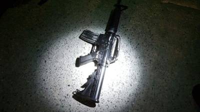 El supuesto delincuente portaba una arma de fuego tipo fusil AR 15.