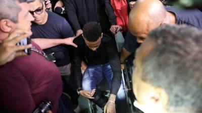 Neymar llegó en silla de ruedas a una comisaría de Río de Janeiro para prestar declaración en una investigación por un supuesto delito informático. Foto EFE