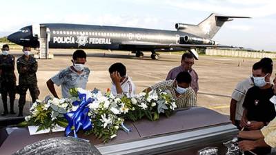 Varios cadáveres de hondureños que murieron en el descarrilamiento de un tren en Tabasco, México, fueron entregados a sus familiares el 5 de setiembre de 2013.