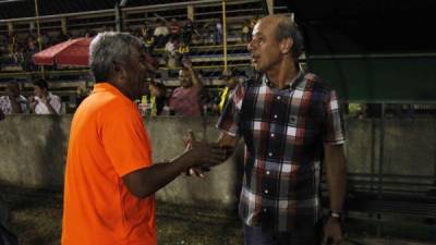 Héctor Castellón saludando a Miguel Falero previo al partido. Foto Neptalí Romero