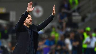 Diego Simeone, saludando a los aficionados colchoneros en San Siro tras perder la final de la Champions League. Foto AFP