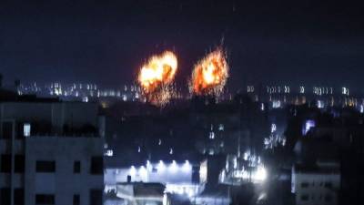 El Ejército israelí bombardeó hoy objetivos del movimiento islamista Hamás en la Franja de Gaza, por segunda vez esta semana y después de tres días seguidos de lanzamientos de globos incendiarios desde el enclave hacia su territorio, informó hoy un portavoz militar.