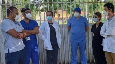 Médicos, enfermeros, técnicos, paramédicos y personal de aseo protestó por el incumplimiento salarial y su contratación permanente. Foto: JLH (Hoy Mismo)