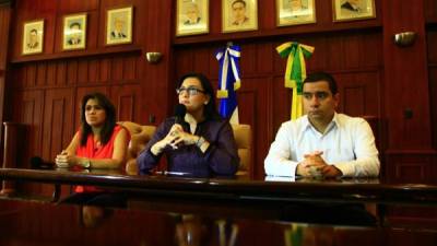 La procuradora municipal Marnier Menardi, la vicealcaldesa Lilia Umaña y el abogado Porfirio Díaz en conferencia de prensa.