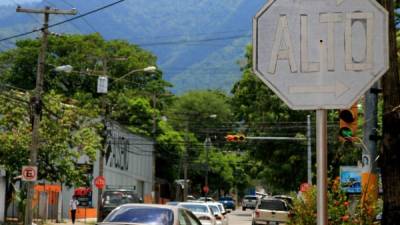 Esta señal de Alto en la 7 calle del barrio Guamilito está obsoleta.