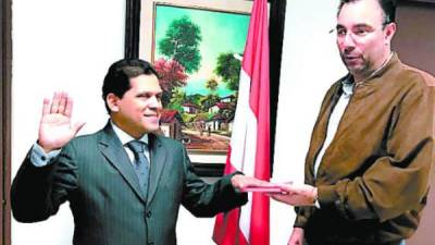 Luis Zelaya juramentó ayer a Jair López como presidente del Tribunal Disciplinario del Partido Liberal.