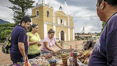 Los artesanos locales fueron entrenados con anticipación para poder atender a los turistas. Muchos recibieron cursos de manualidades e inglés básico por el Infop.