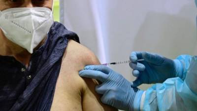 Reino Unido defiende la seguridad y eficacia de la vacuna de AstraZeneca contra el covid./AFP.