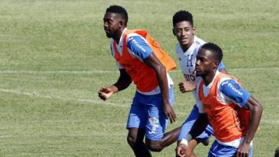 Maynor Figueroa, 'Choco' Lozano y Johnny Palacios en el entrenamiento de este martes de la Selección de Honduras. Foto Delmer Martínez