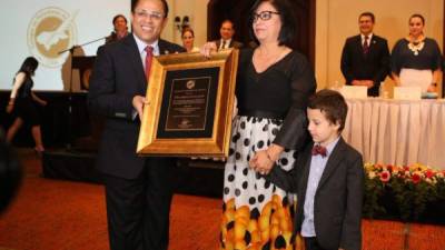 El presidente del CPH, Dagoberto Rodríguez, entrega el premio Álvaro Contreras, a la periodista Blanca Moreno.