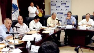 Oliva está reunido desde horas de la mañana con los empresarios sampedranos en la Cámara de Comercio e Industrias de Cortés en San Pedro Sula.