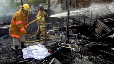 Reducida a escombros quedó la casa de madera en la que se carbonizó el menor en la colonia Villa Nueva.