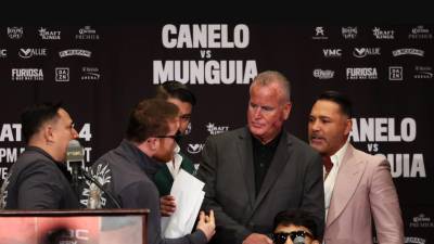 Canelo Álvarez y Óscar de la Hoya protagonizaron la pelea en plena conferencia de prensa.