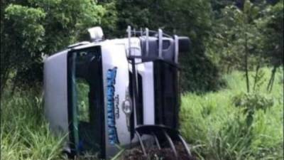 A orilla de la carretera CA-4 quedó el automotor, propiedad de una empresa de San Marcos, Santa Bárbara.