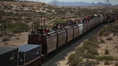 Un millar de migrantes, que esta semana llegaron a la mexicana Ciudad Juárez en el tren conocido como ‘La Bestia’, deambulan a lo largo de 10 kilómetros del río Bravo que hace la frontera entre Juárez y El Paso, Texas, con la esperanza de pasar hacia Estados Unidos.