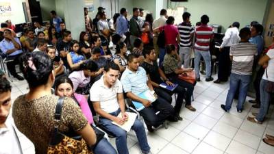 Más de un centenar de personas, en su mayoría jóvenes, llegaron a las oficinas de la Secretaría de Trabajo este lunes en busca de una plaza laboral.