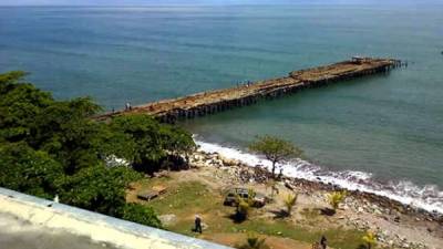 Carlos Aguilar, alcalde de La Ceiba puso el primer clavo para el inicio de la remodelación del muelle fiscal y la construcción de un malecón.