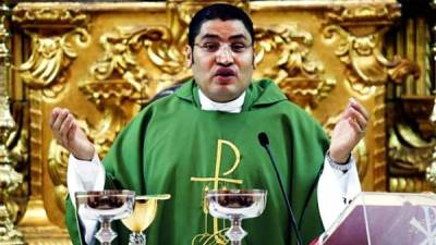 El vicario Carlos Rubio, ofició la homilía en la Catedral capitalina este domingo.