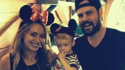 Hilary Duff y Mike Comrie junto a su hijo durante vacaciones en Disney.