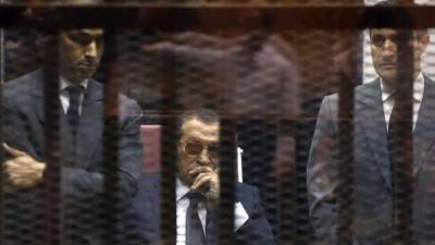 En esta foto de archivo se aprecia a Mubarak flanqueado por sus hijos el 9 de mayode 2015, día en que se pronunció la sentencia de la que ahora se le libera. AFP PHOTO / MOSTAFA EL-SHEMY