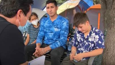 Un periodista de Telemundo Noticias entrevista a Anderson y su padre. Foto de captura de video.