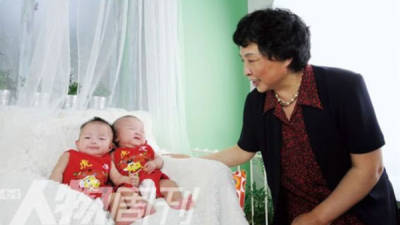 Sheng Hailin junto a sus hijas (Foto: China Times)