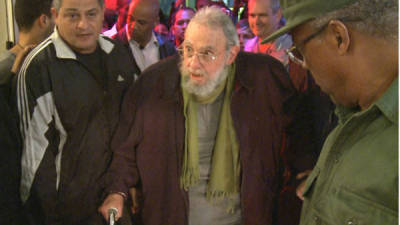 Fidel reaparece en la inauguración de un estudio de arte en La Habana.