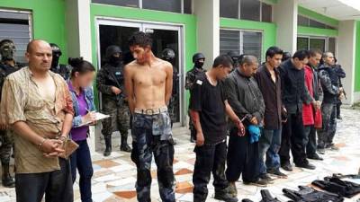 La Fuerza de Seguridad Interinstitucional Nacional se encargó de arrestar a los supuestos miembros de la Mara 18 este domingo en horas de la madrugada.